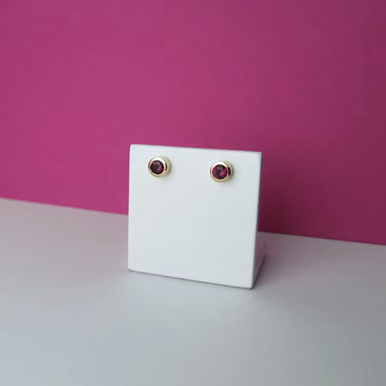 handmade solitare stud earrings 18k gold garnet handgjorda solitär örhängen granat guld