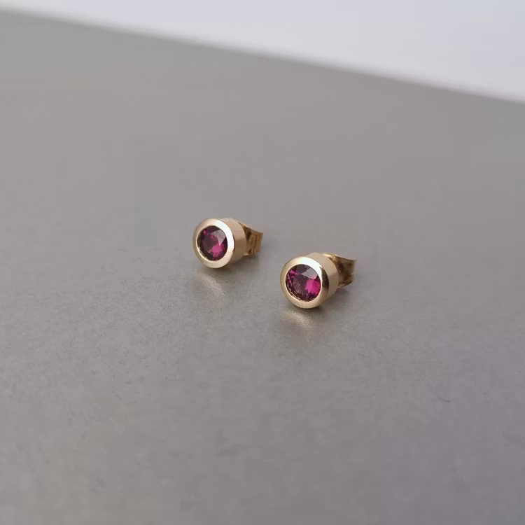 handmade solitare stud earrings 18k gold garnet handgjorda solitär örhängen granat guld