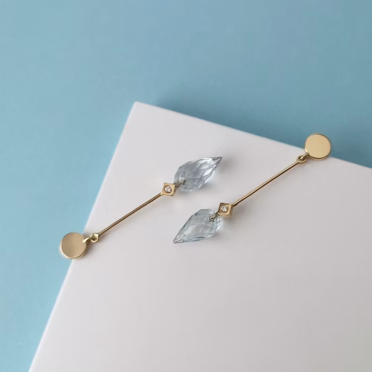 handmade dangly 18k gold earrings aquamarine diamonds handgjorda dinglande örhängen akvamarin diamanter guld