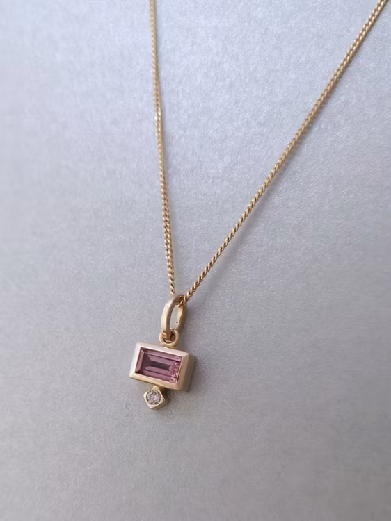Handmade pendant 18k gold pink sapphire diamond handgjorda hängsmycke guld rosa safir diamant