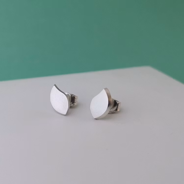 handmade petal stud earrings sterling silver handgjorda örhängen blad