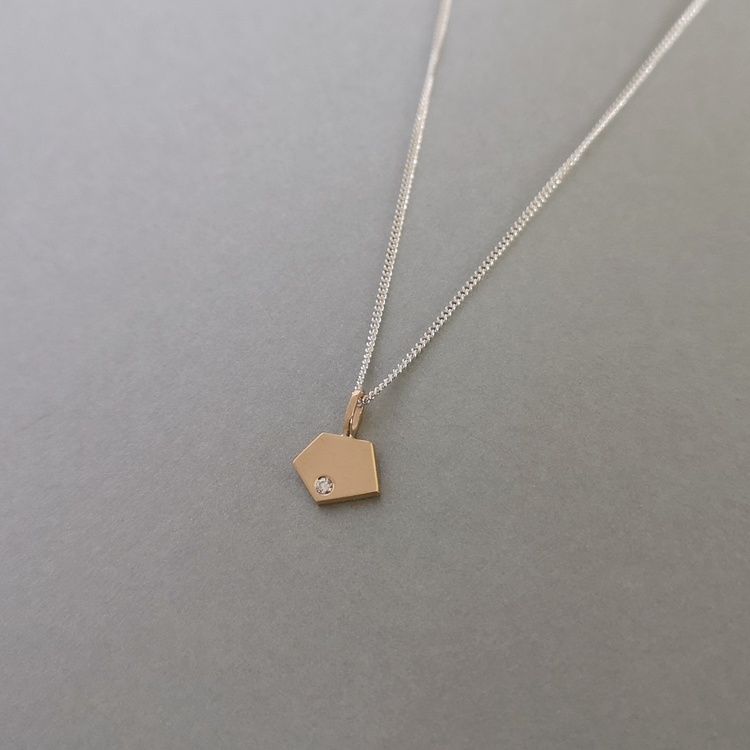 Handmade geometric petite pedant 18k gold diamond handgjorda hängsmycke guld diamant