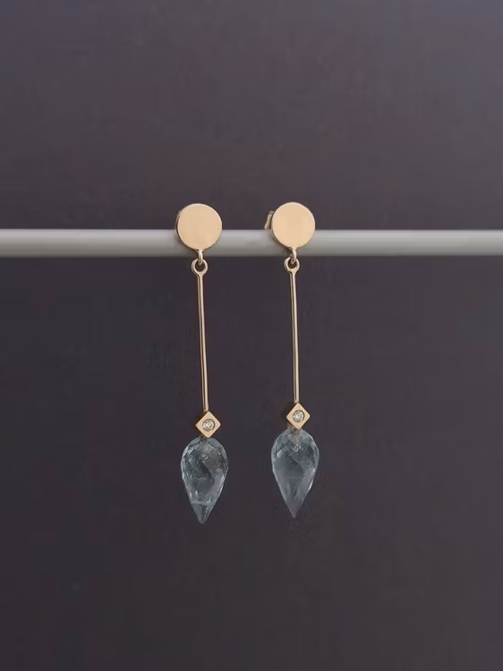 handmade dangly 18k gold earrings aquamarine diamonds handgjorda dinglande örhängen akvamarin diamanter guld