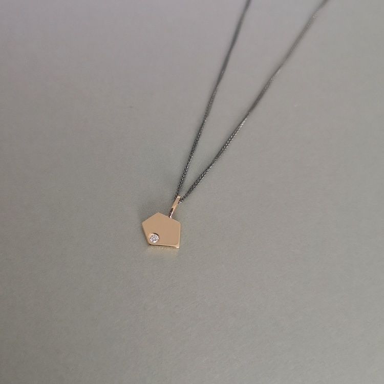 Handmade geometric petite pedant 18k gold diamond handgjorda hängsmycke guld diamant
