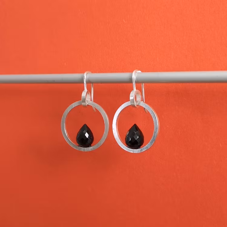 handmade dangly earrings silver black spinel handgjorda dinglande örhängen svart