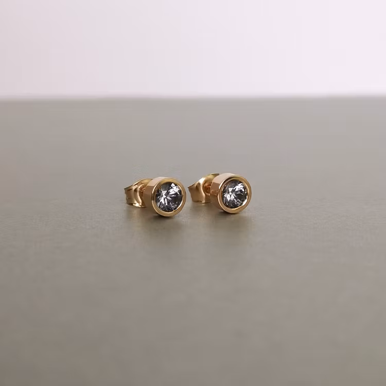 handmade solitare stud earrings 18k gold blue spinel handgjorda solitär örhängen blå spinell guld