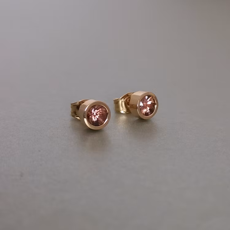 handmade solitare stud earrings 18k gold zircon handgjorda solitär örhängen zirkon guld