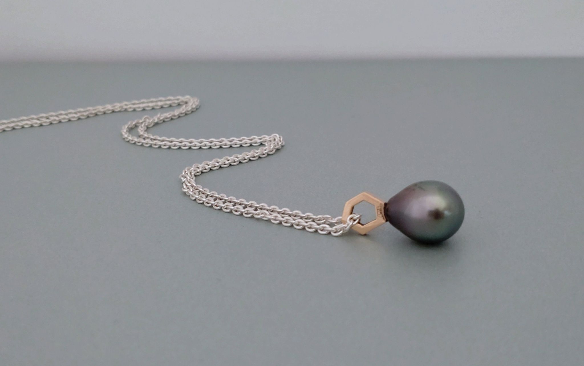 Geo Pendant in 18k Gold with Gray Pearl