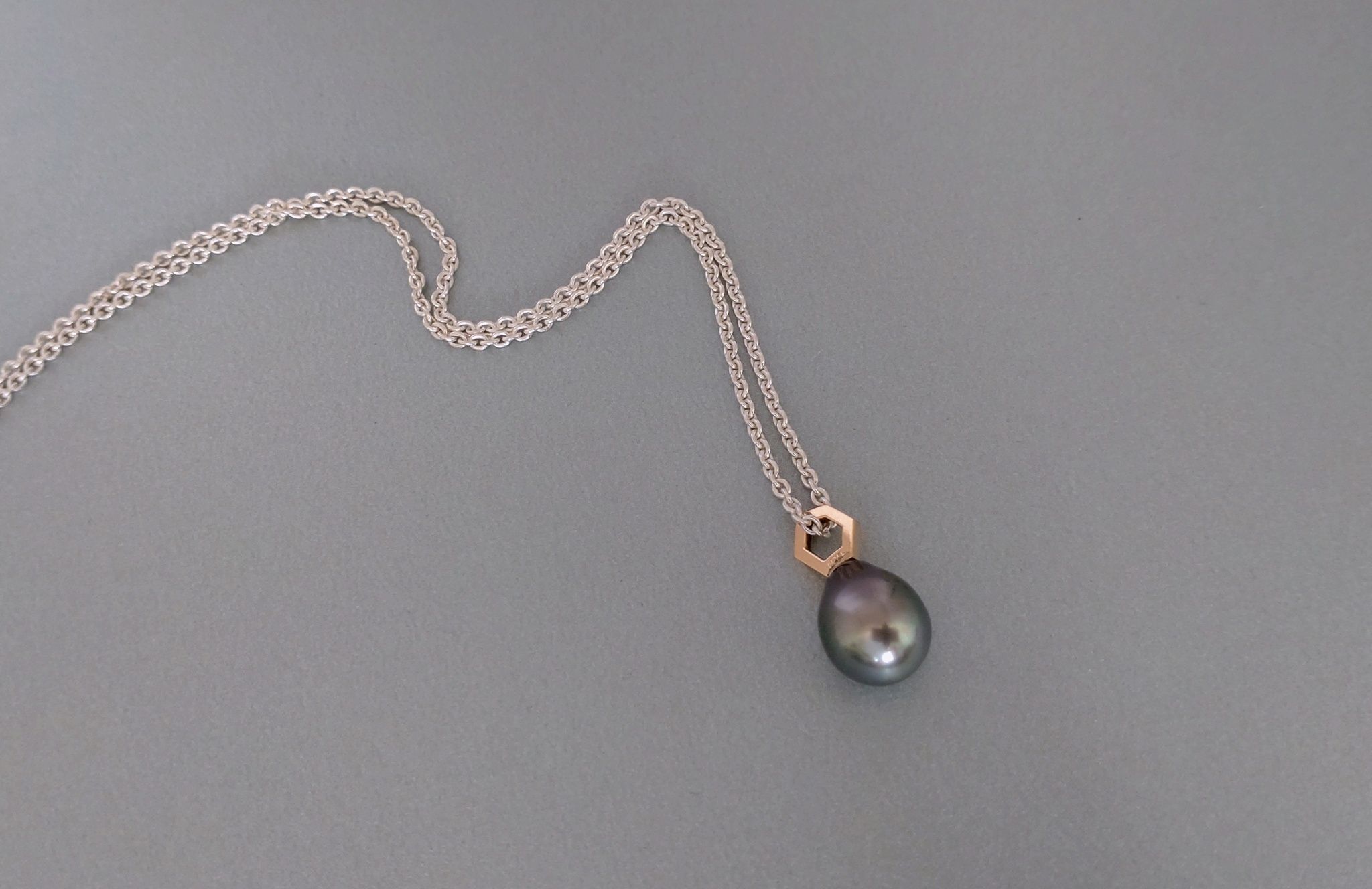 Geo Pendant in 18k Gold with Gray Pearl