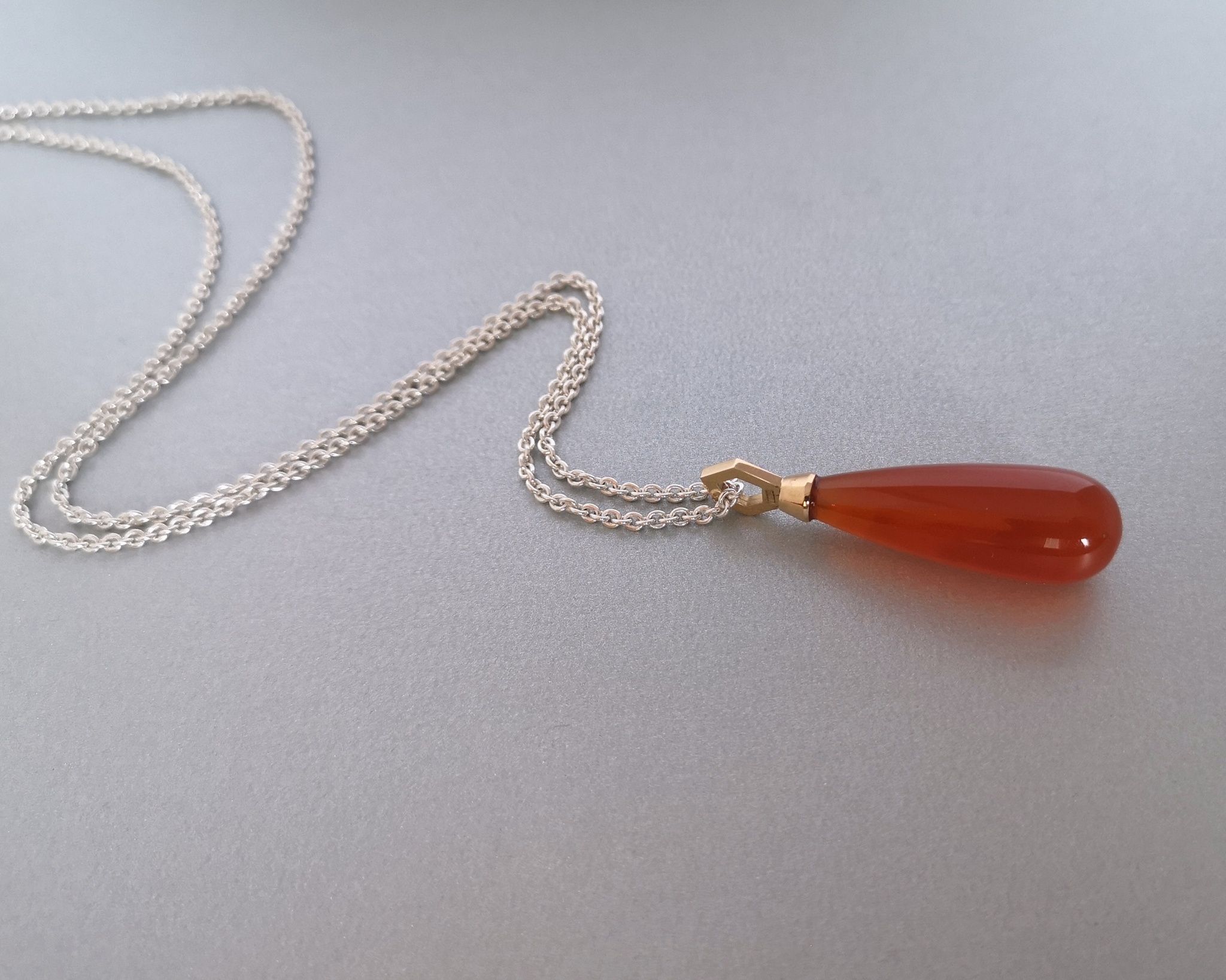 Geo Pendant in 18k gold with Carnelian