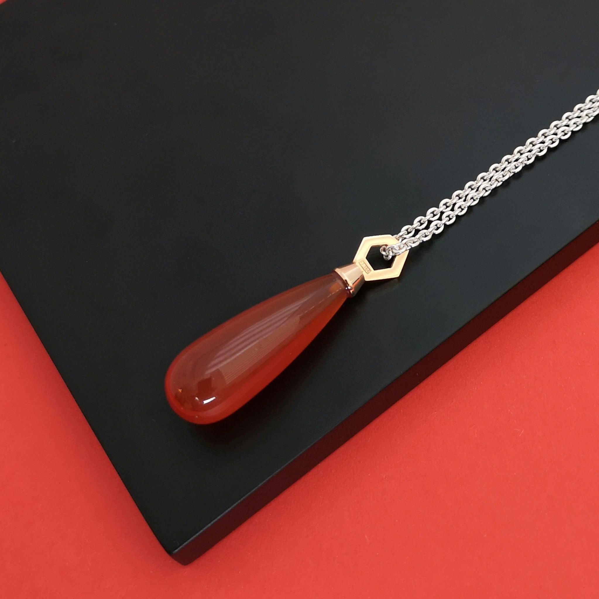 Geo Pendant in 18k gold with Carnelian
