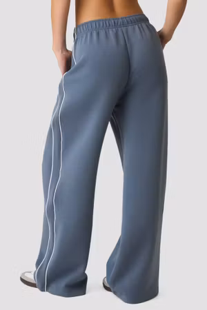 Kontrastfärgade raka byxor i dimmig blå