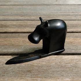 "Hippo" - Svartpatinerad brons på brevknivssockel