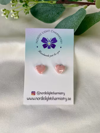 Handgjorda örhängen "Små hjärtan ljusrosa"