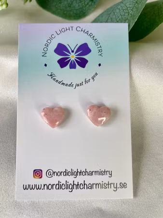 Handgjorda örhängen "Små hjärtan ljusrosa"