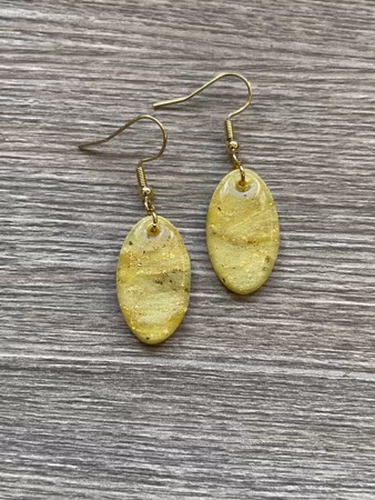 Handgjorda örhängen "Gul/grön oval"