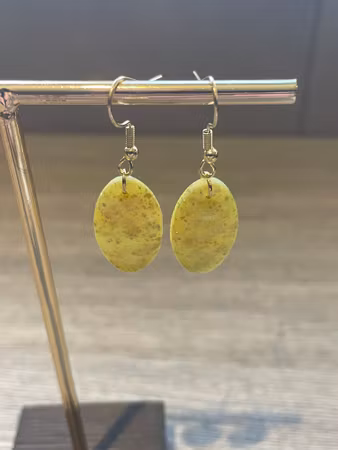 Handgjorda örhängen "Gul/grön oval"