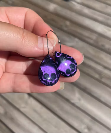 Handgjorda örhängen - Purple skull