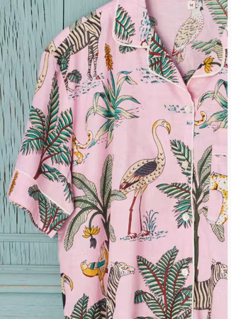 Kort pyjamas med djungeltryck i rosa