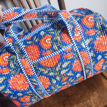 Quiltad duffelväska – Blomsterexplosion