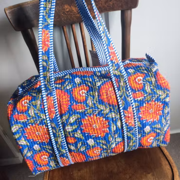 Quiltad duffelväska – Blomsterexplosion