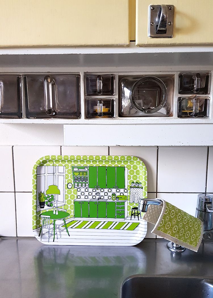 Funkiskök, rektangulär bricka i grönt, som en tavla i köket