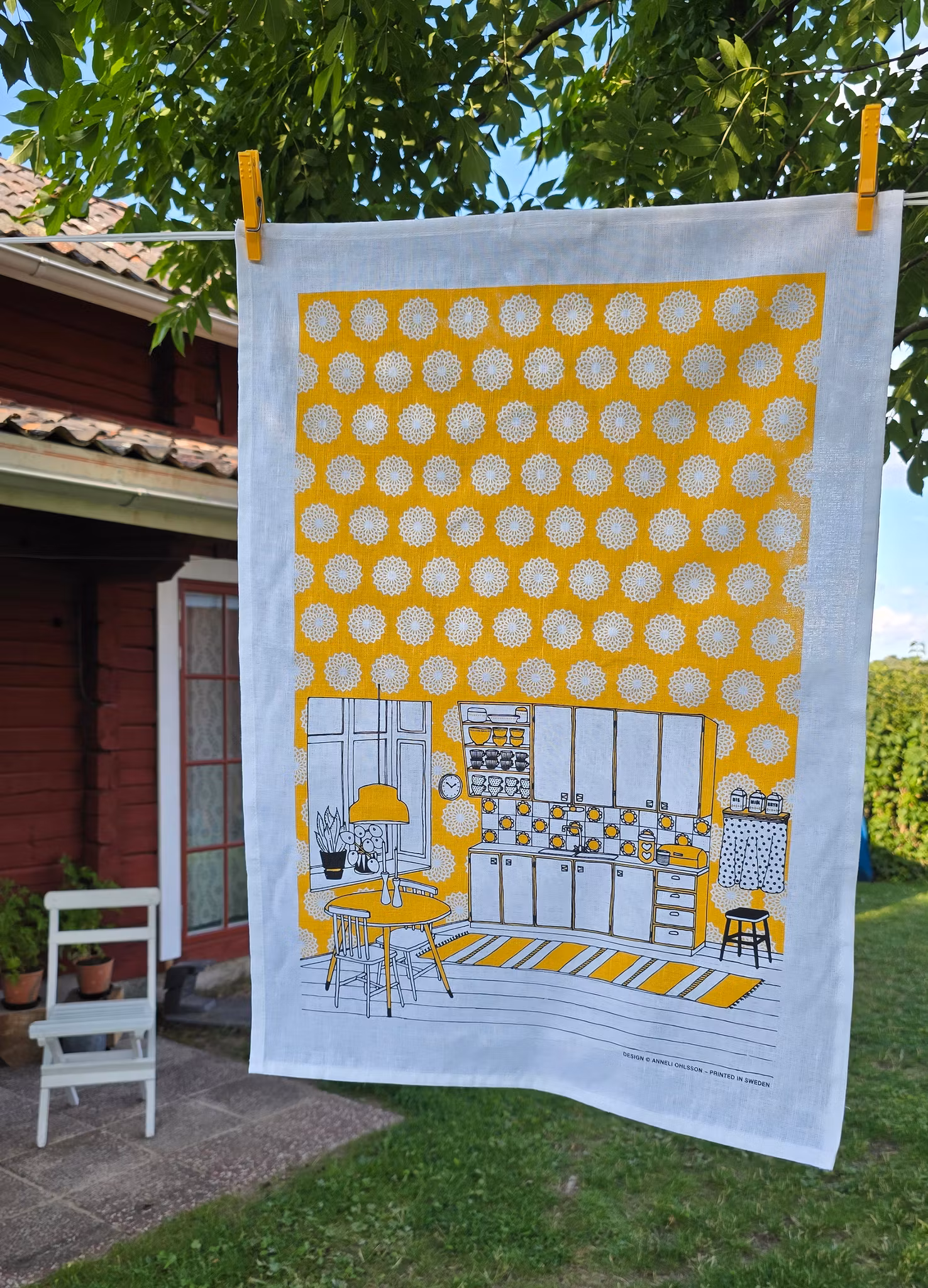 Handduken Funkiskök i gult som har samma motiv som disktrasan med samma namn.