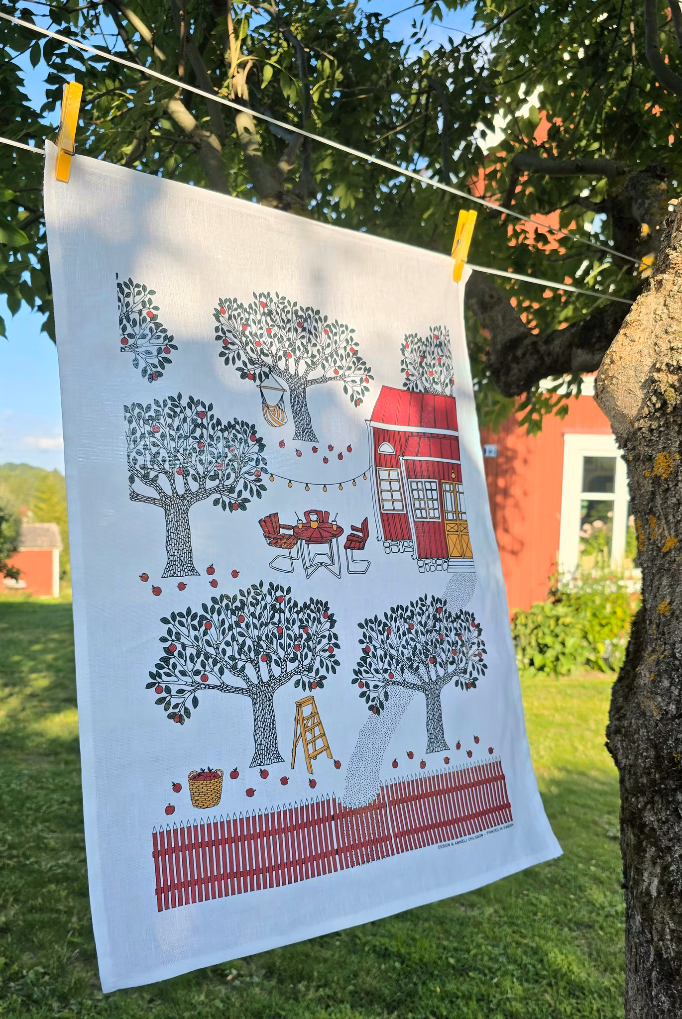 Handduken Äppelträdgården, röd och grön som matchar med disktrasan med samma namn.