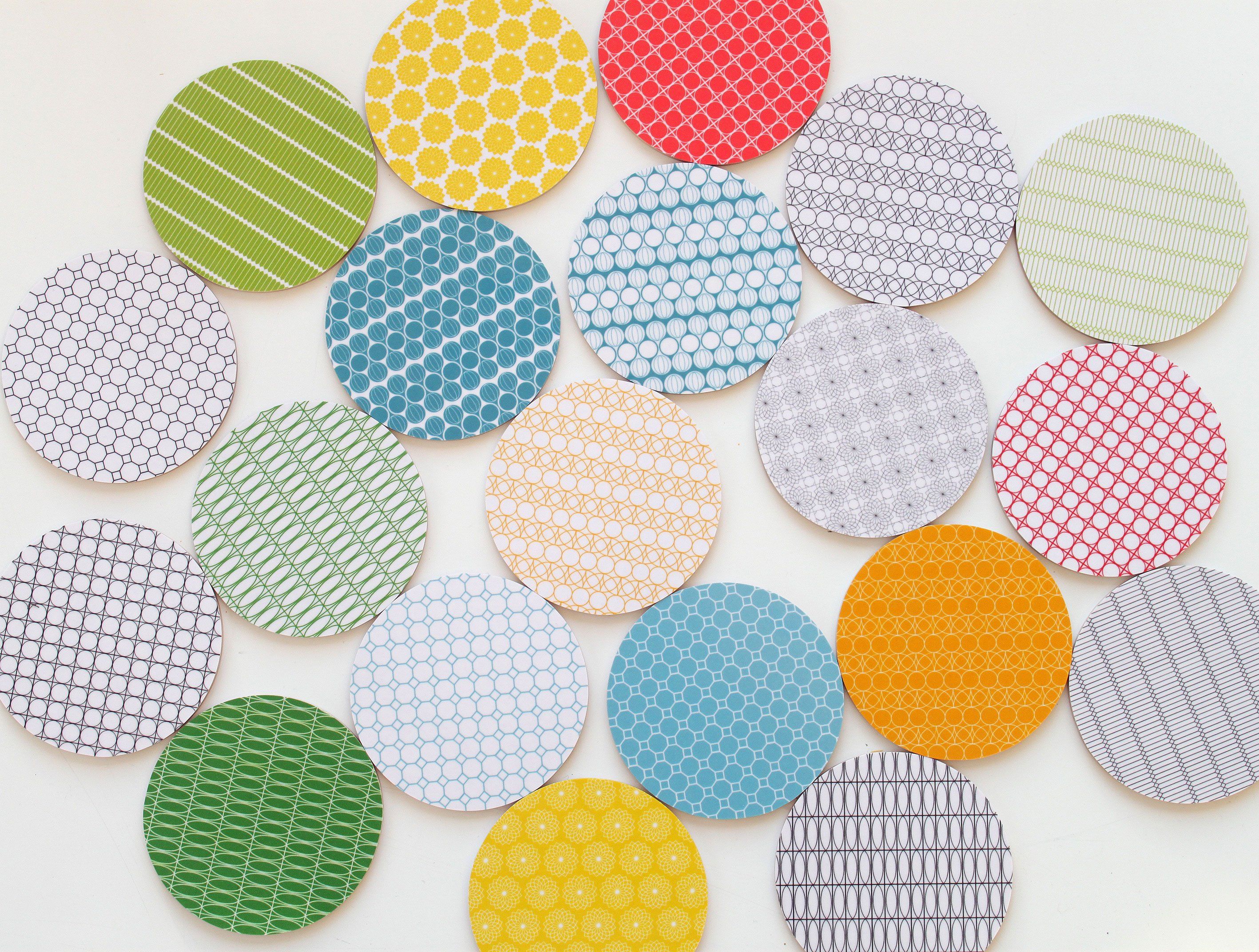 Glasunderlägg mix matcha svenskdesign i gladafärger tillverkade i björk