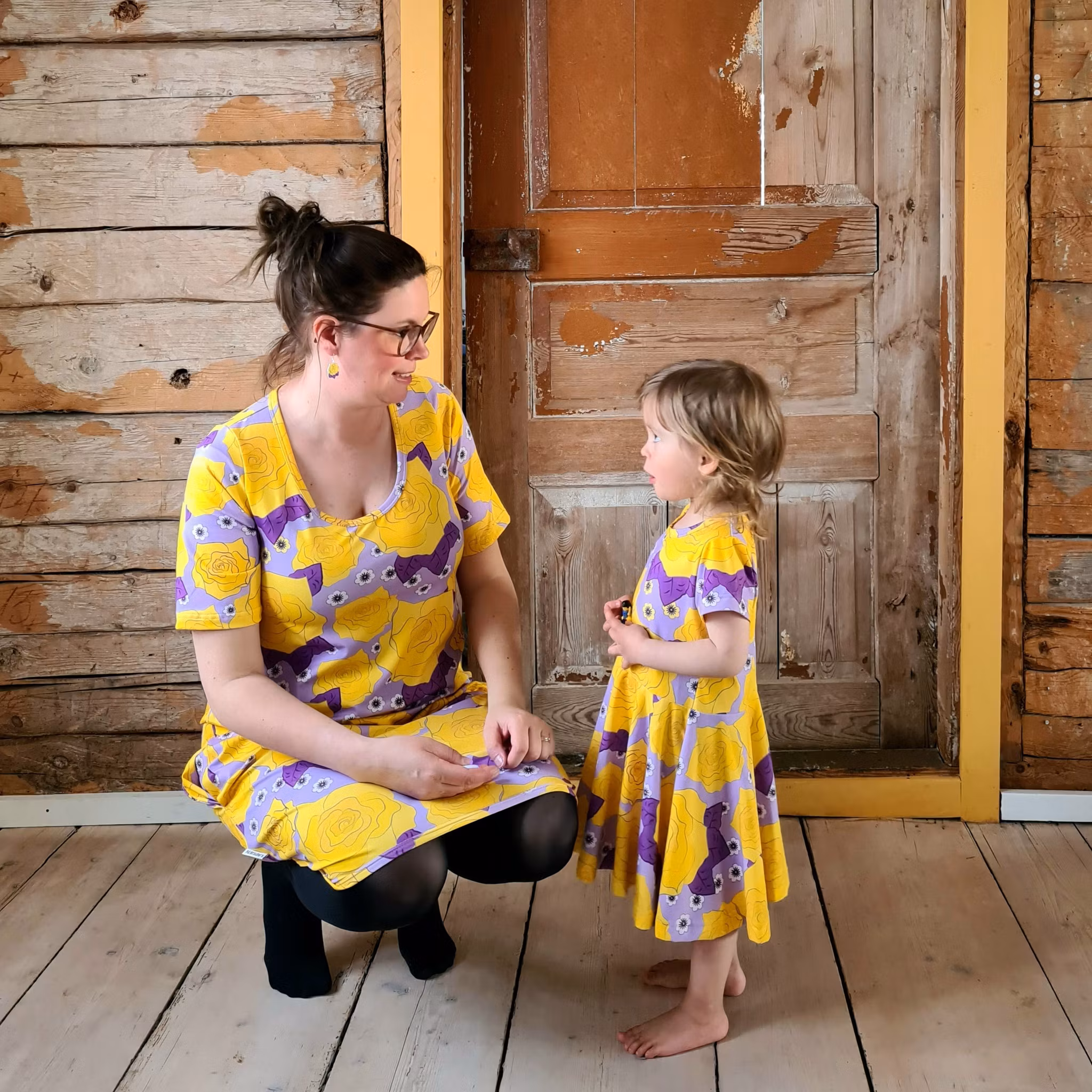 LADYJEN-KLÄNNING ROSOR & SOMMARSLÖJA -lila/gul