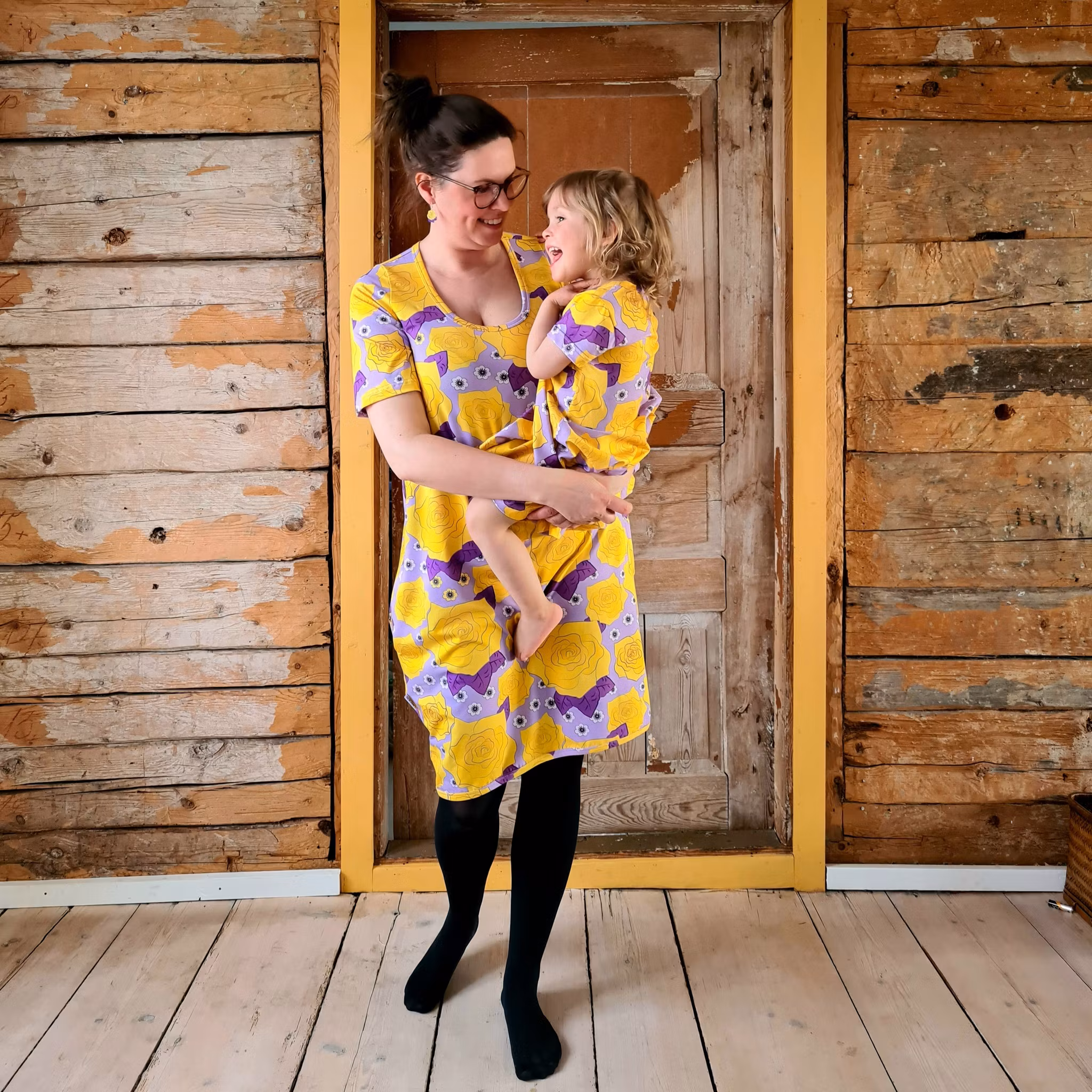 LADYJEN-KLÄNNING ROSOR & SOMMARSLÖJA -lila/gul