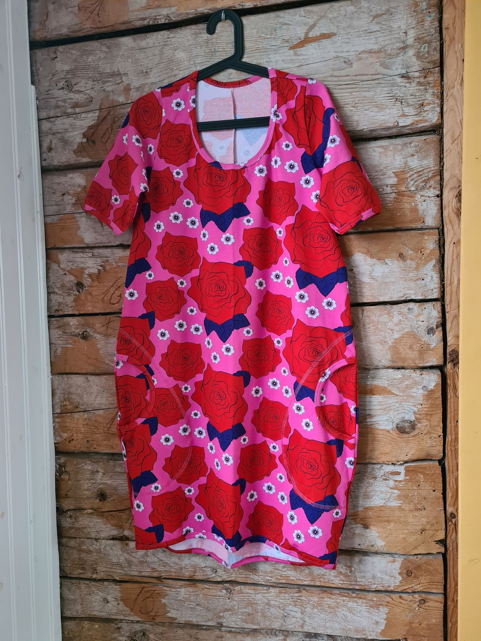 LADYJEN-KLÄNNING ROSOR & SOMMARSLÖJA -röd/rosa