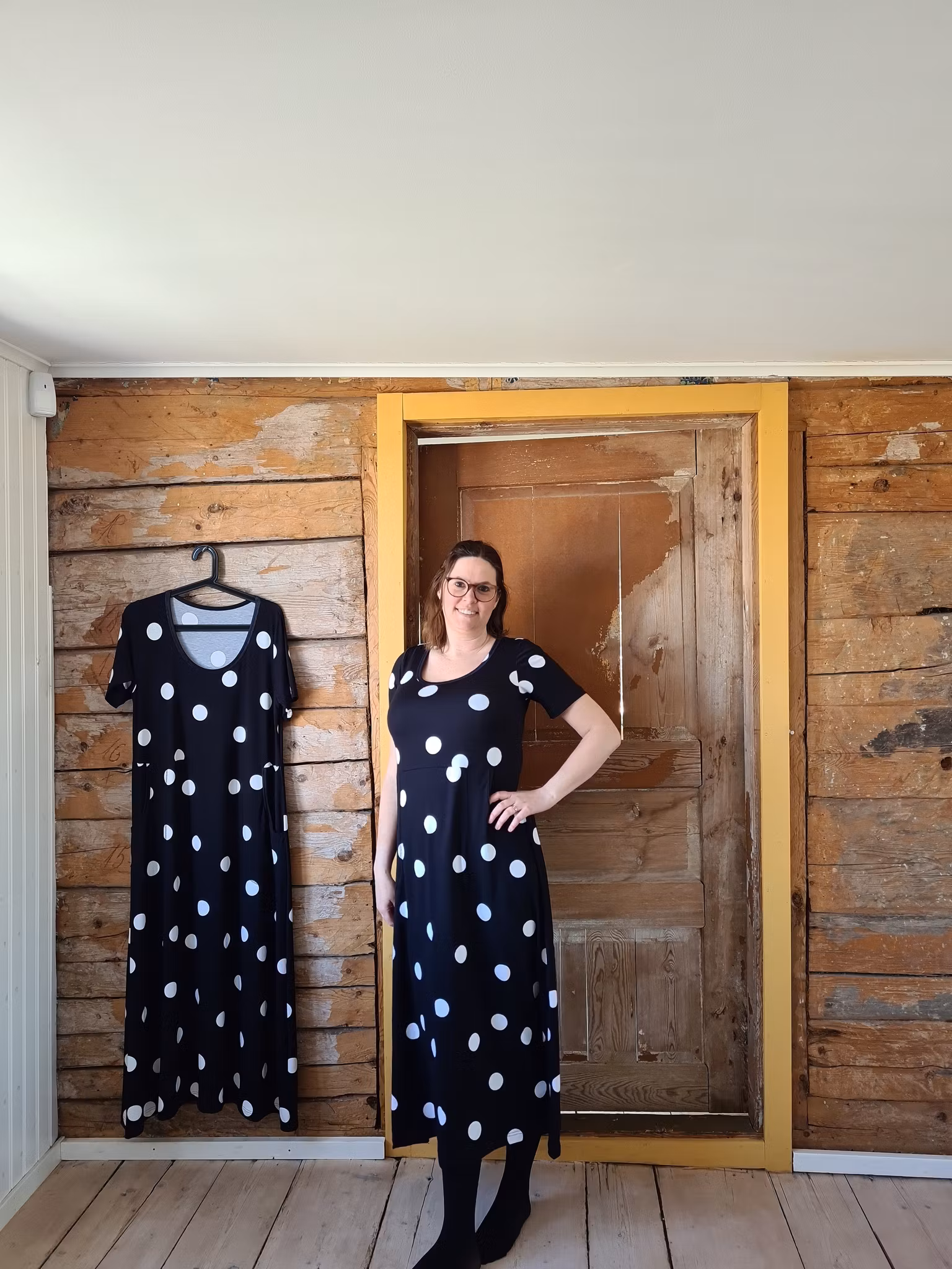 LÅNGKLÄNNING - STORA PRICKAR