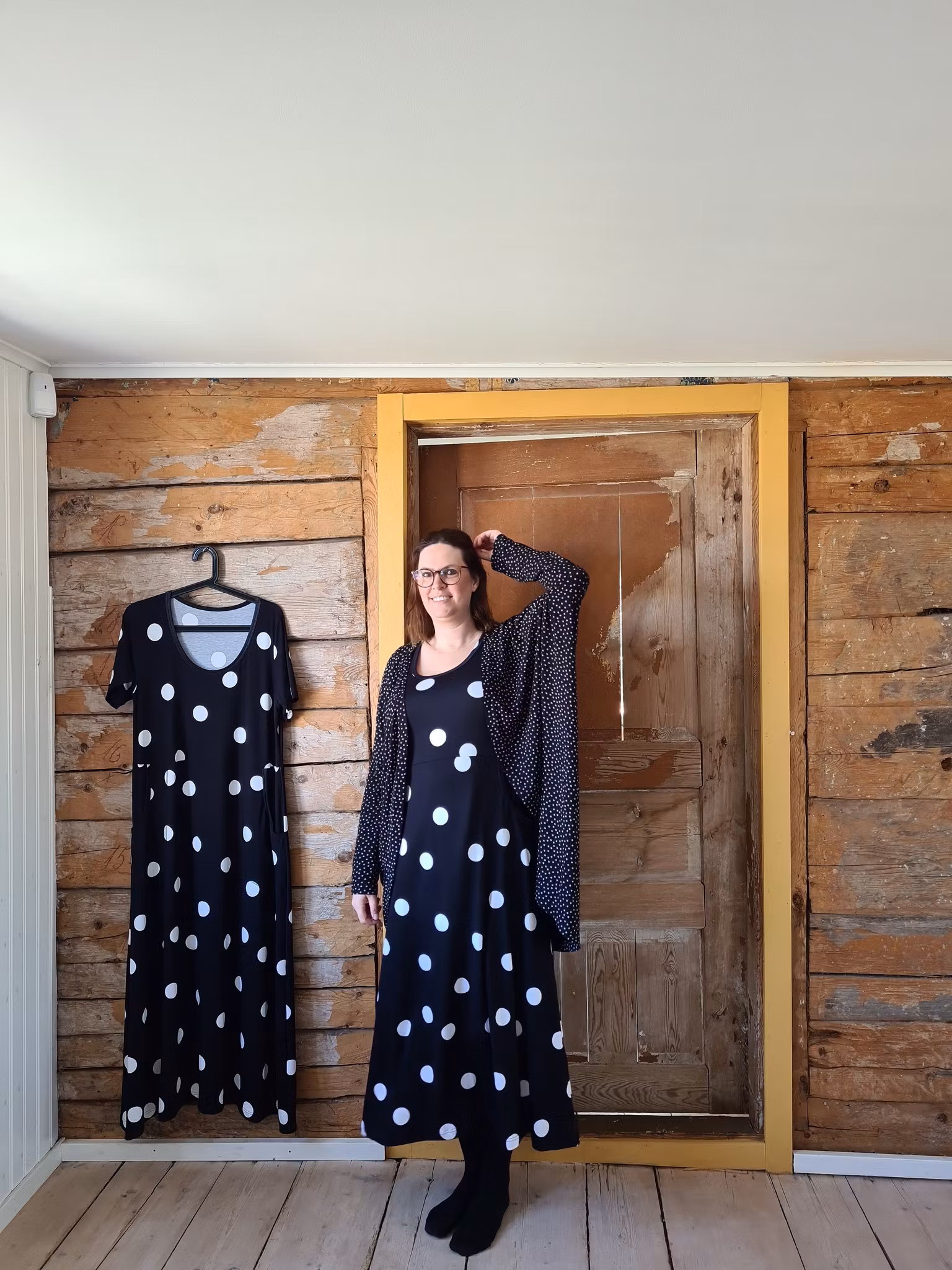 LÅNGKLÄNNING - STORA PRICKAR