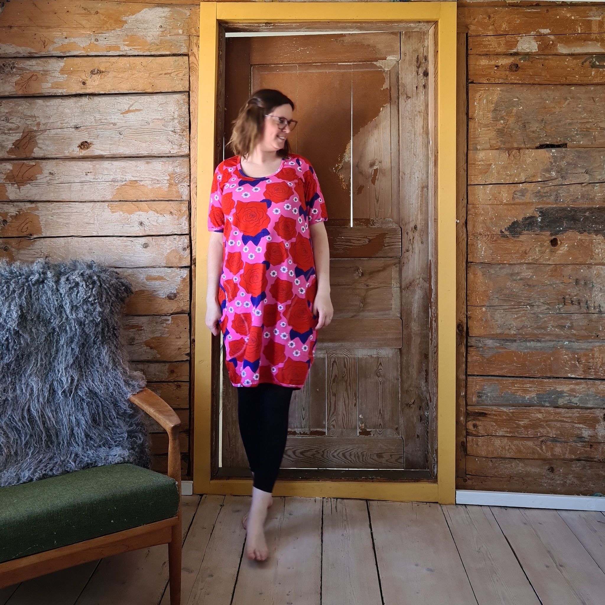 LADYJEN-KLÄNNING ROSOR & SOMMARSLÖJA -röd/rosa