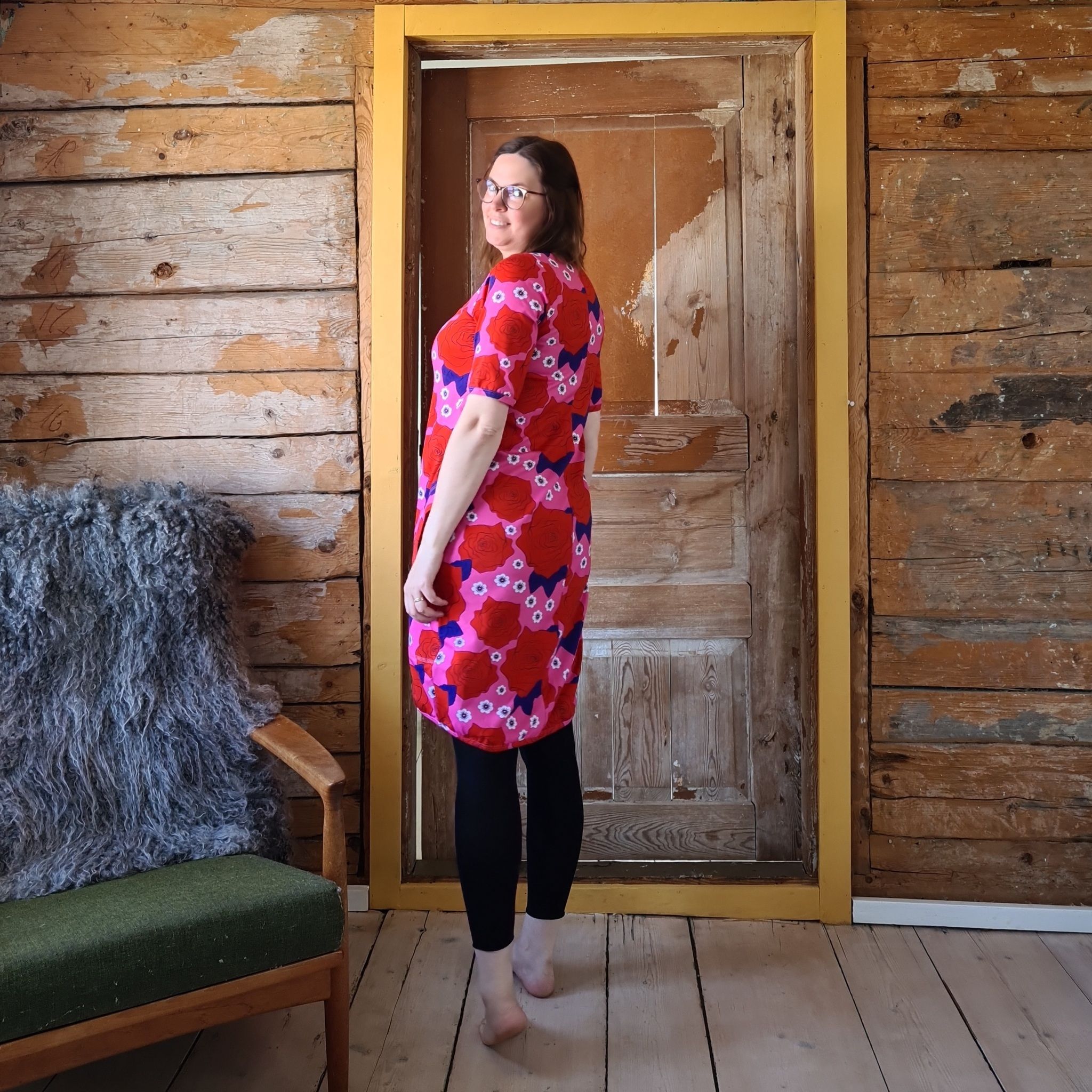 LADYJEN-KLÄNNING ROSOR & SOMMARSLÖJA -röd/rosa