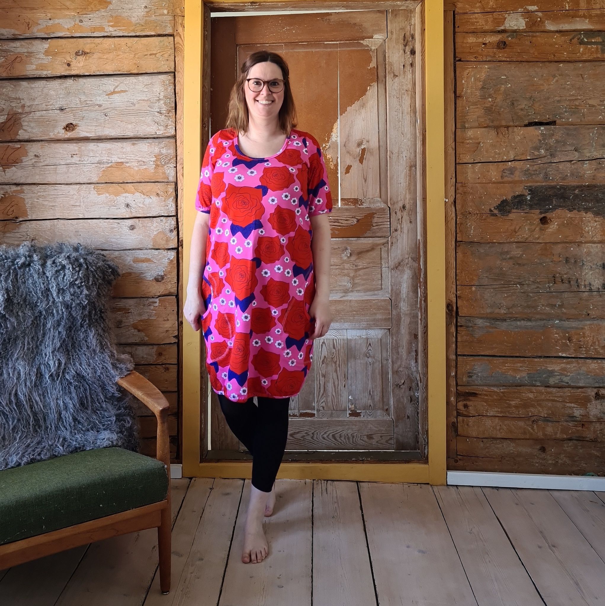 LADYJEN-KLÄNNING ROSOR & SOMMARSLÖJA -röd/rosa