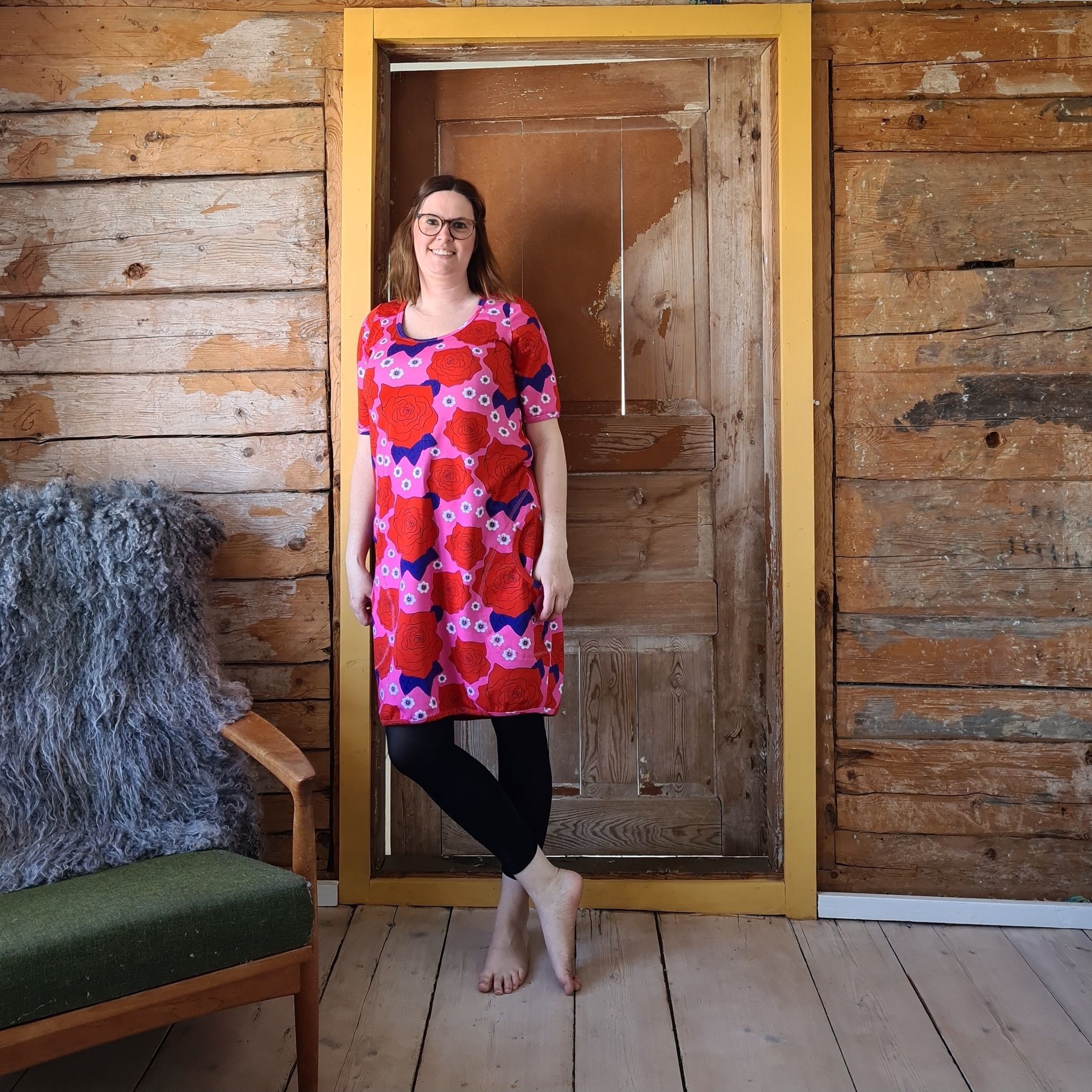 LADYJEN-KLÄNNING ROSOR & SOMMARSLÖJA -röd/rosa