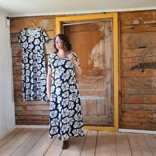 LÅNGKLÄNNING - Storblommig svart