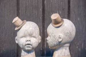Vit med svart hatt/White with black hat