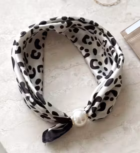 Scarf med pärla - Leo Svart