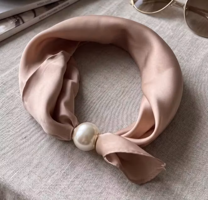 Scarf med pärla - Taupe