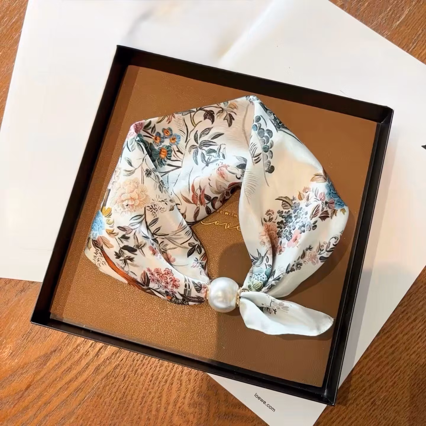 Scarf med pärla - Siv