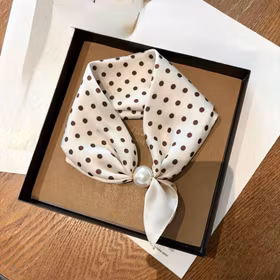 Scarf med pärla - Zara
