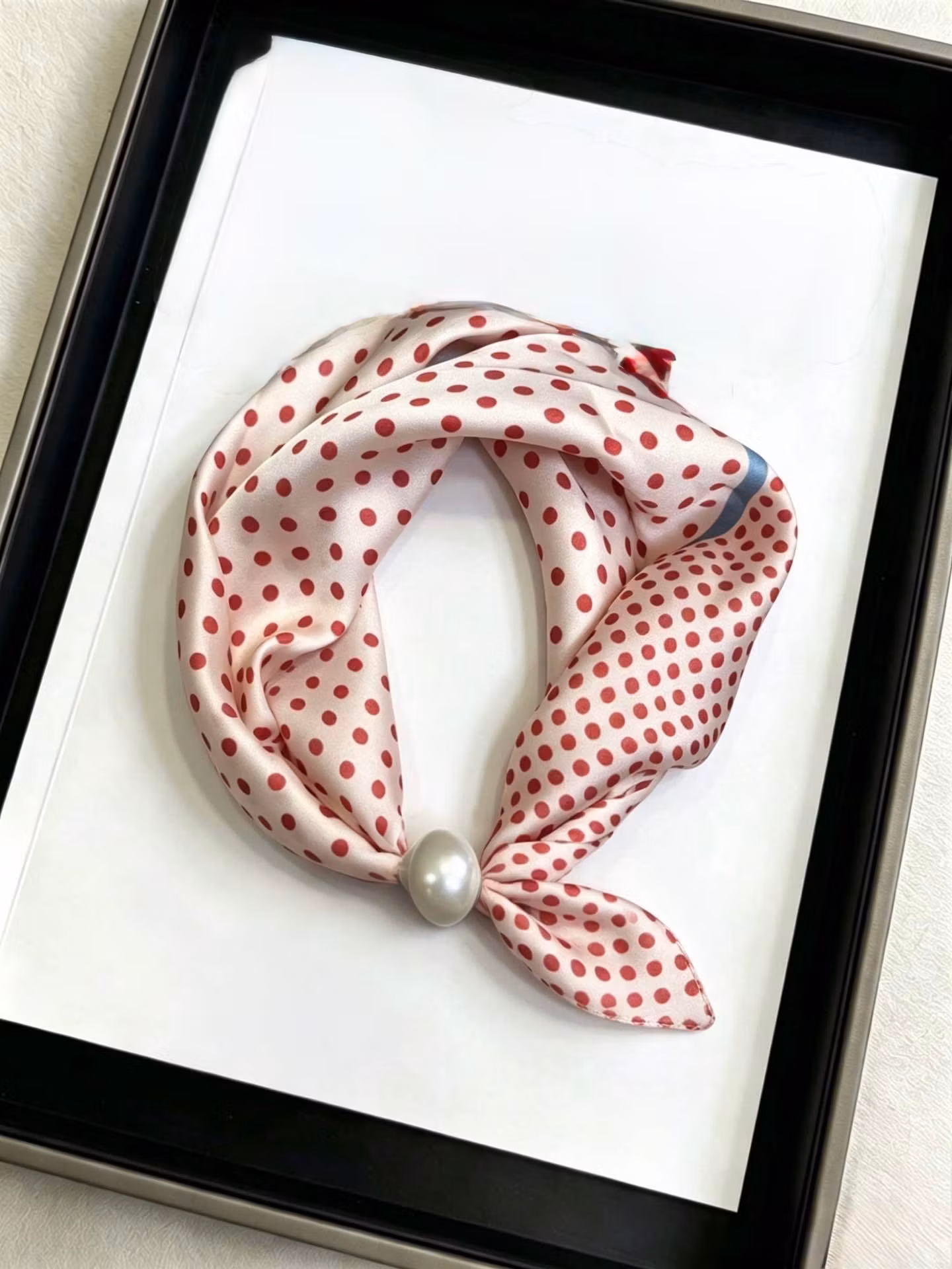 Scarf med pärla - Prick - Röd