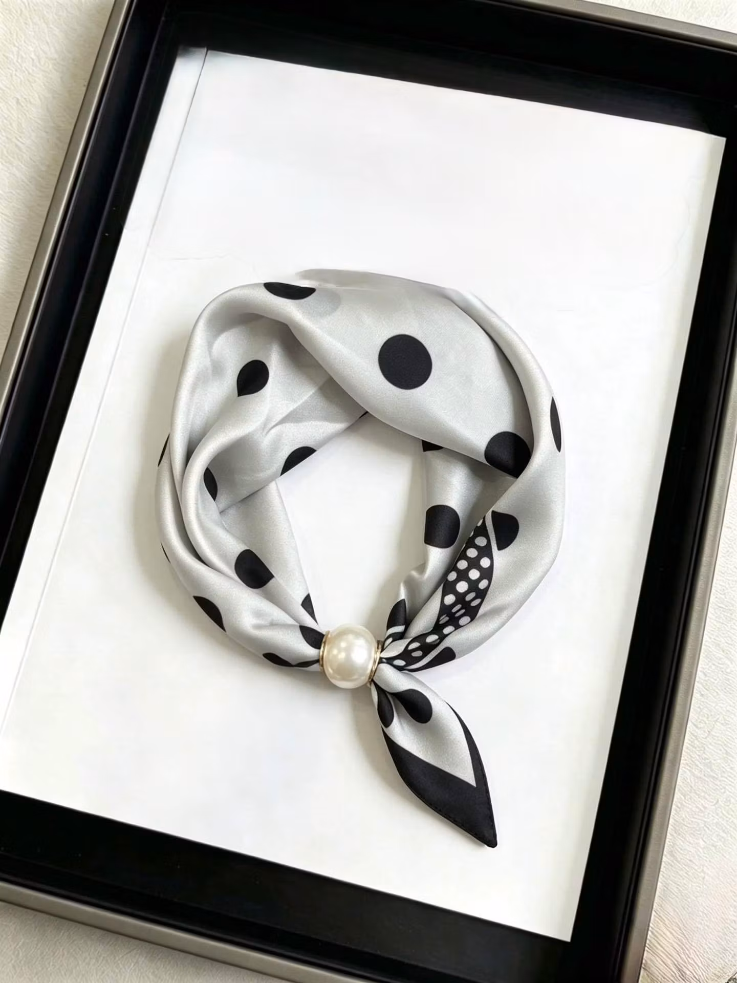 Scarf med pärla - Tora - Vit
