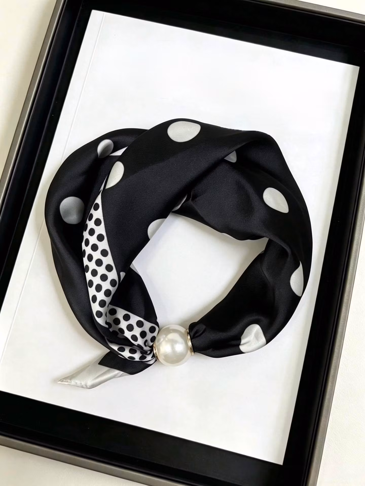 Scarf med pärla - Tora - Svart