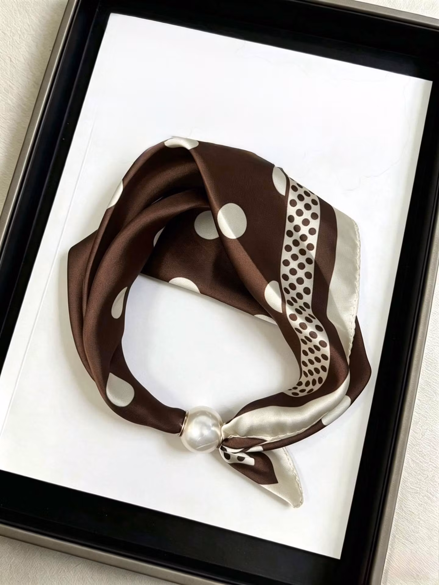 Scarf med pärla - Tora - Choklad