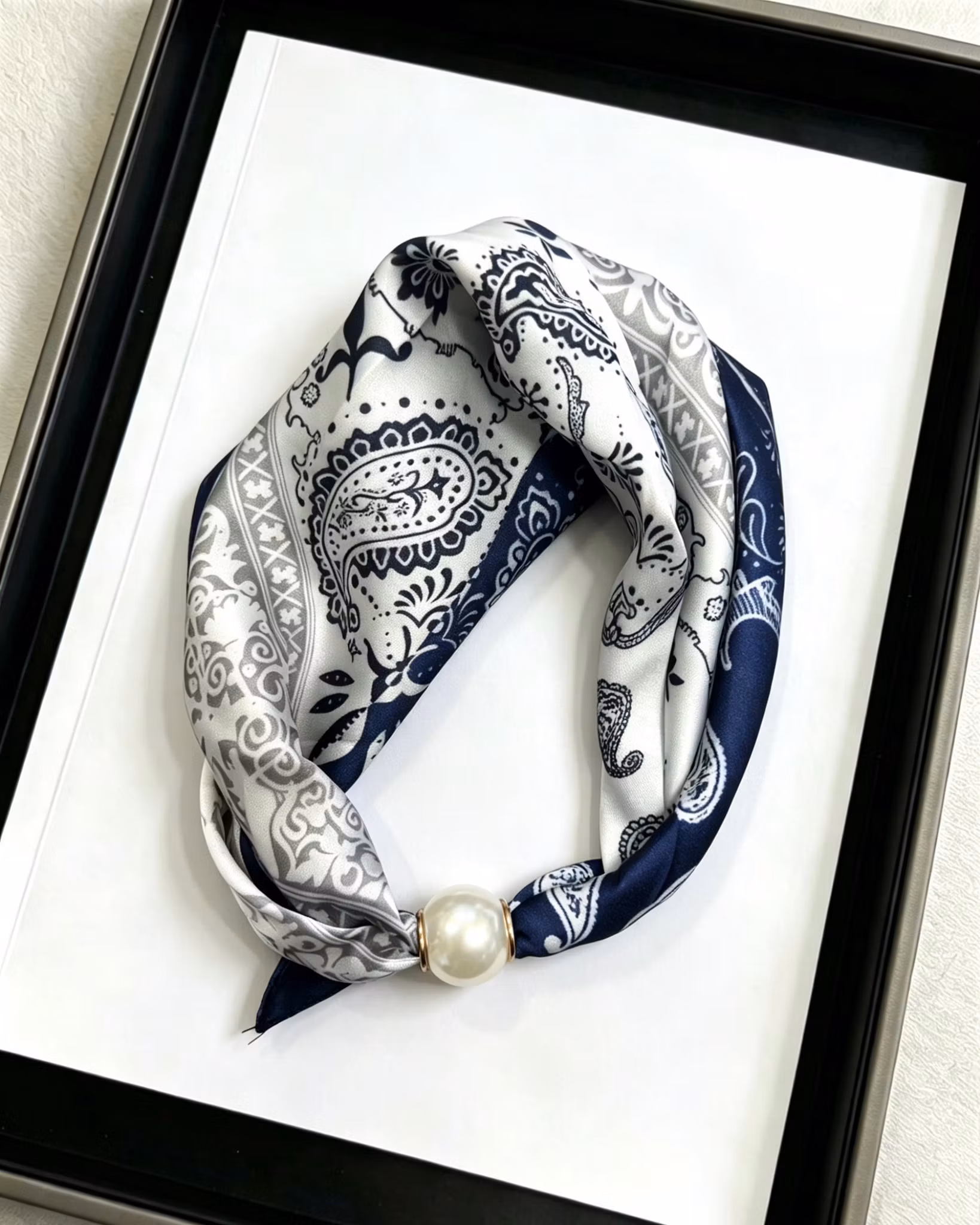 Scarf med pärla - Clara - Marinblå