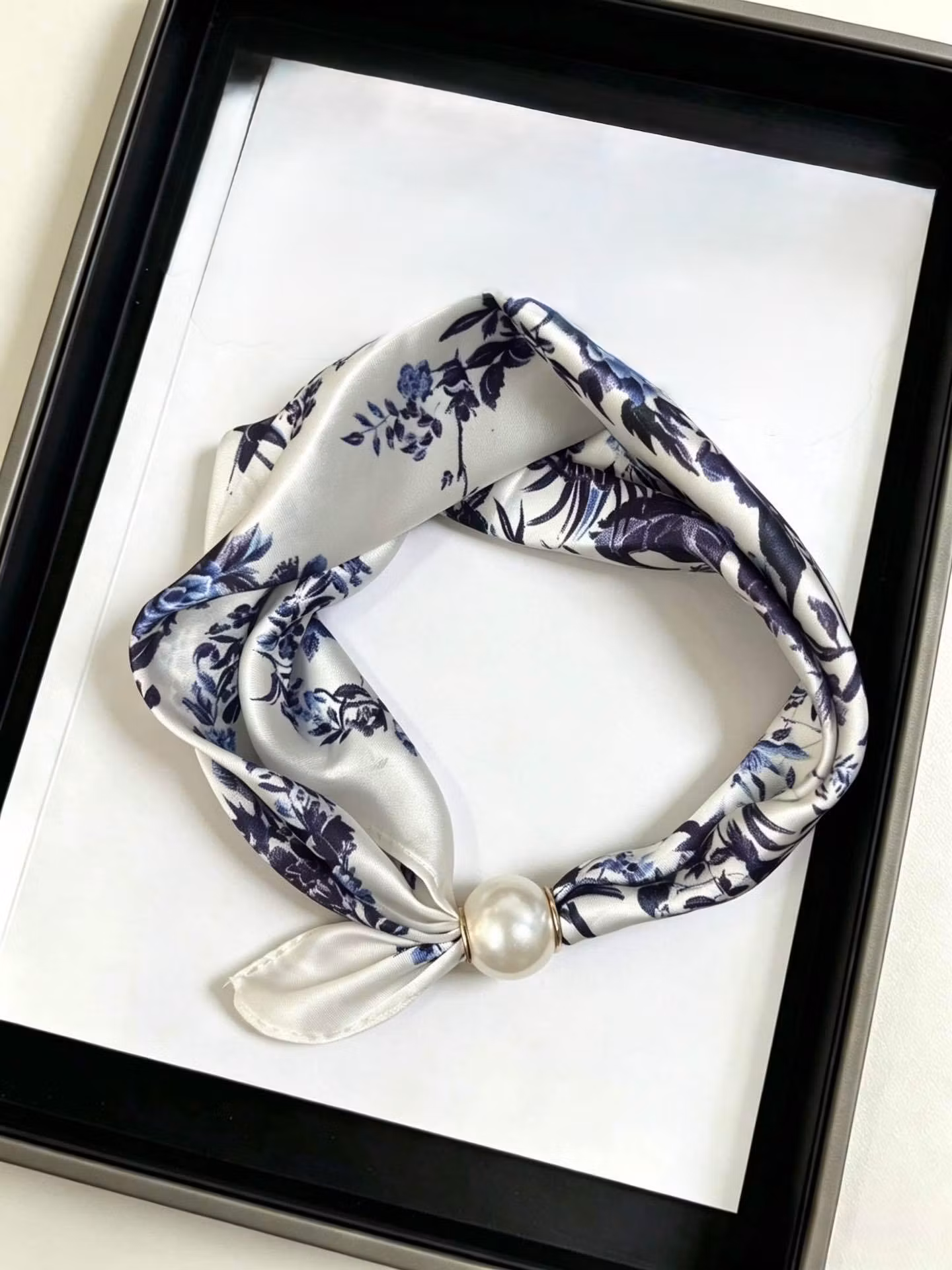 Scarf med pärla - Signe - Lila/marinblå